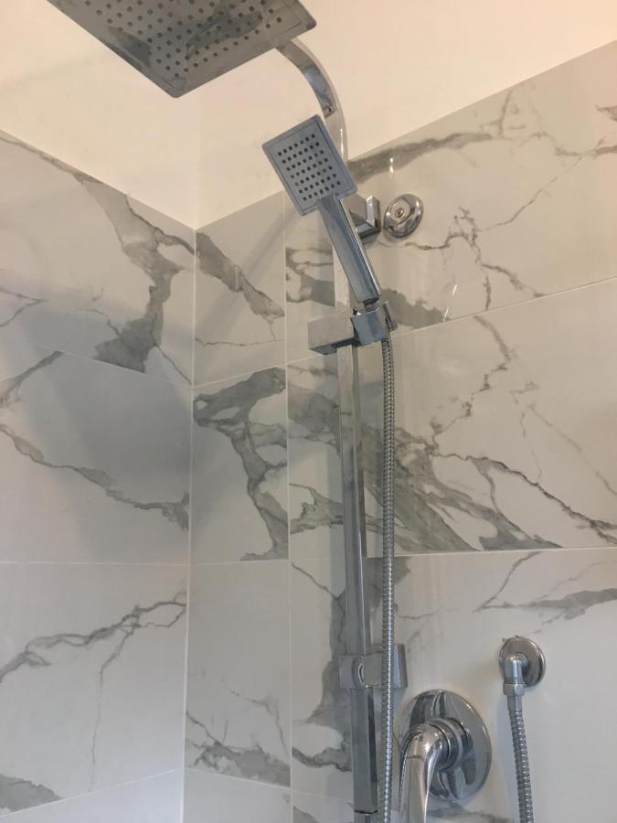 Camera Matrimoniale con Bagno in Comune